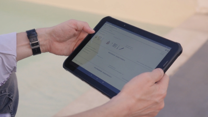 Osoba drži tablet sa otvorenom web stranicom online prodavnice