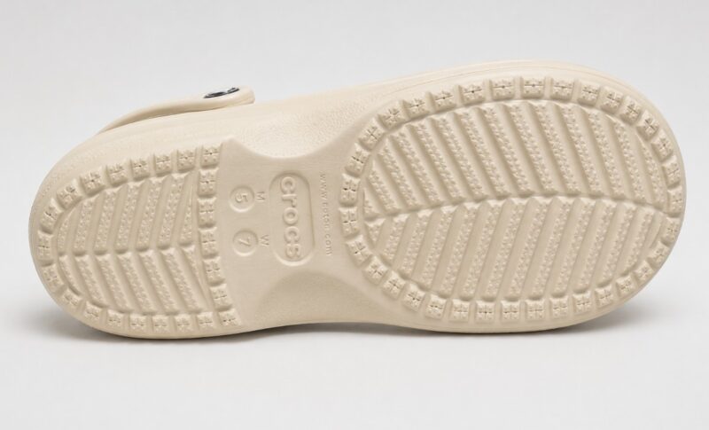 Đon originalne Crocs papuče sa jasno vidljivim logotipom, oznakama veličine i karakterističnom šarom gazećeg sloja